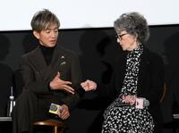 　映画「ＴＯＫＹＯタクシー」初日舞台あいさつでお互いの印象を話すことになり、じゃんけんで順番を決める木村拓哉（左）と倍賞千恵子（撮影・伊藤笙子）