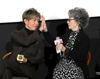 　ハイタッチをする木村拓哉（左）と倍賞千恵子