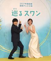 　ポーズを決めるバカリズム（左）と森田望智（撮影・石井剣太郎）