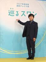 　ポーズを決めるバカリズム（撮影・石井剣太郎）