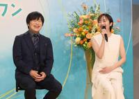 　会見に臨むバカリズム（左）と森田望智（撮影・石井剣太郎）