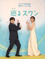 　ポーズを決めるバカリズム（左）と森田望智（撮影・石井剣太郎）