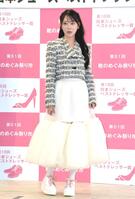 　第１８回「日本シューズベストドレッサー賞」授賞式で、自身がデザインした靴を履いて登場した堀未央奈