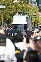 　御堂筋をパレードする藤川監督ら阪神ナイン（撮影・西田忠信）