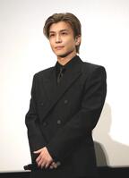 　舞台あいさつに登場した岩田剛典