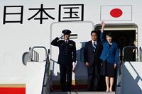 　Ｇ２０サミット出席のため、羽田空港を出発する高市首相（右）＝２１日