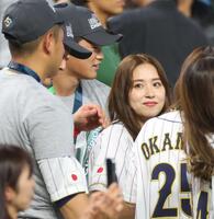 　ＷＢＣを制覇した夫の源田壮亮らと記念撮影する衛藤美彩（中央）＝２３年３月、米国・マイアミのローンデポ・パーク