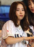 　ＷＢＣ決勝を観戦する衛藤美彩＝２３年３月、米国・マイアミのローンデポ・パーク