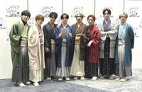 　初のカレンダーを袴姿でアピールするＯＣＴＰＡＴＨの（左から）四谷真佑、高橋わたる、海帆、太田駿静、栗田航兵、古瀬直輝、西島蓮汰、小堀柊