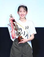 　トロフィーを手に輝く笑顔の富居玲衣さん（撮影・開出牧）