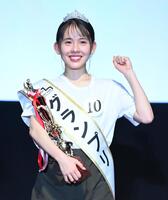 　グランプリに輝きガッツポーズを決める富居玲衣さん（撮影・開出牧）