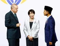 　Ｇ２０サミットの記念撮影の会場でトルコのエルドアン大統領（左）らと並ぶ高市首相（中央）＝（ロイター＝共同）