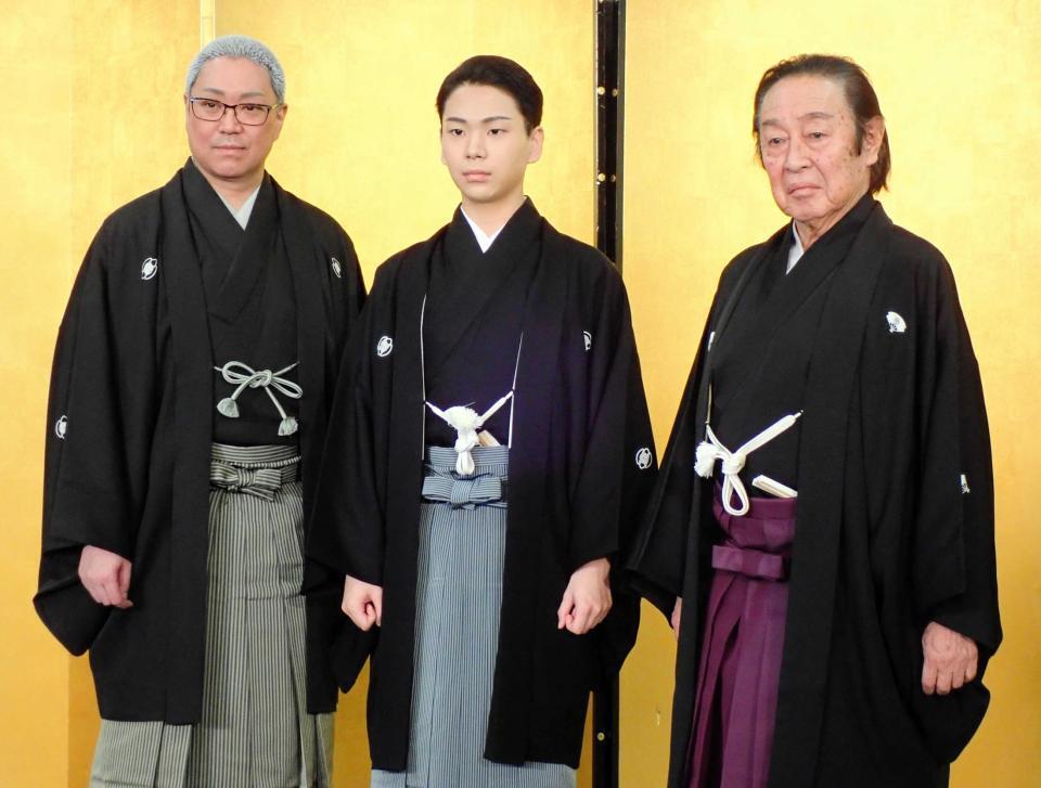 　三代目尾上辰之助襲名披露記者会見に出席した尾上左近（中）。左は父・尾上松緑、右は七代目尾上菊五郎