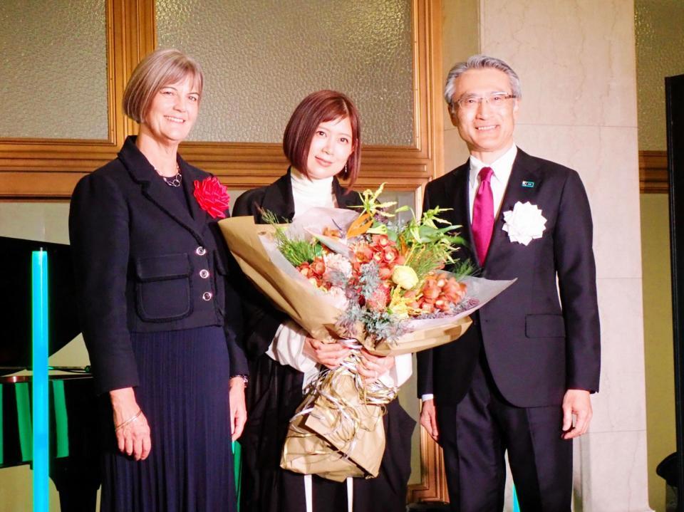 　リニューアル記念式典に参加した綾香（中）。左はジュリア・ロングボトム駐日英国大使、右は明治安田生命保険相互会社の永島英器社長