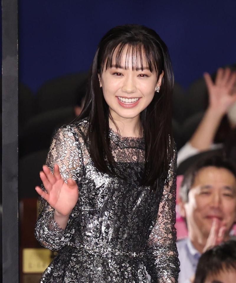 　手を振る芦田愛菜（撮影・佐々木彰尚）