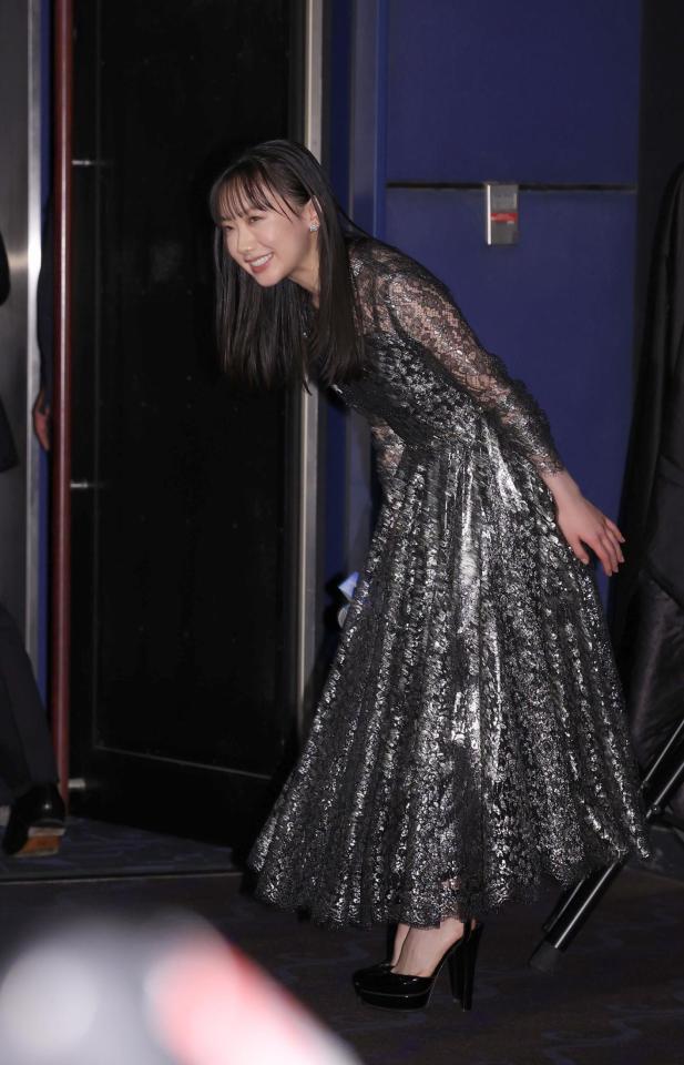 　ファンにあいさつをする芦田愛菜（撮影・佐々木彰尚）