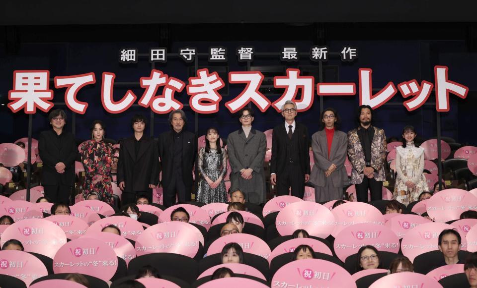 　舞台あいさつに登場した（左から）細田守監督、斉藤由貴、染谷将太、役所広司、芦田愛菜、岡田将生、松重豊、柄本時生、青木崇高、白山乃愛（撮影・佐々木彰尚）