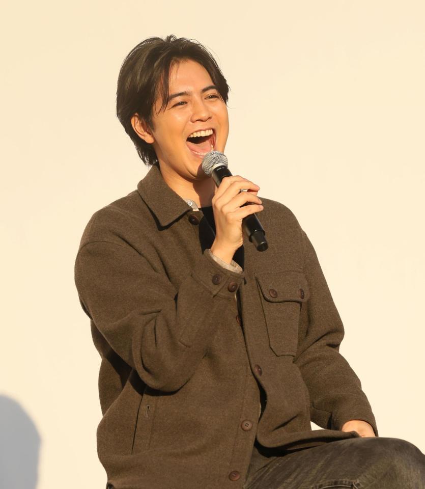 　生配信で笑顔を見せる片寄涼太（撮影・石井剣太郎）