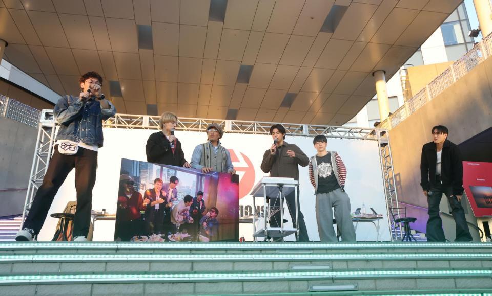 　記念生配信を行った（左から）ＧＥＮＥＲＡＴＩＯＮＳの小森隼、白濱亜嵐、数原龍友、片寄涼太、佐野玲於、中務裕太（撮影・石井剣太郎）