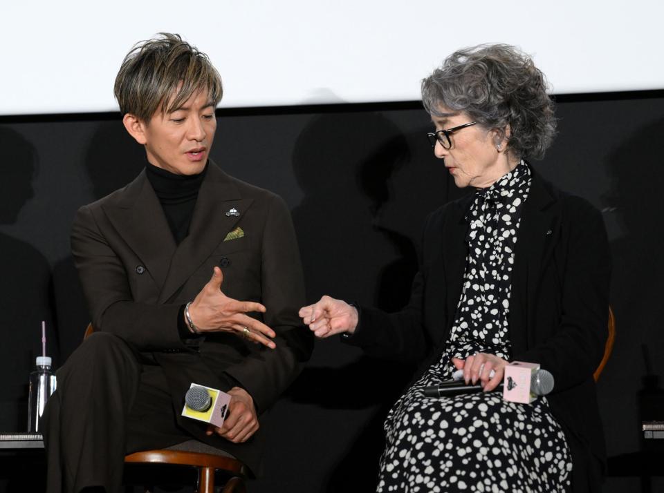 　映画「ＴＯＫＹＯタクシー」初日舞台あいさつでお互いの印象を話すことになり、じゃんけんで順番を決める木村拓哉（左）と倍賞千恵子（撮影・伊藤笙子）