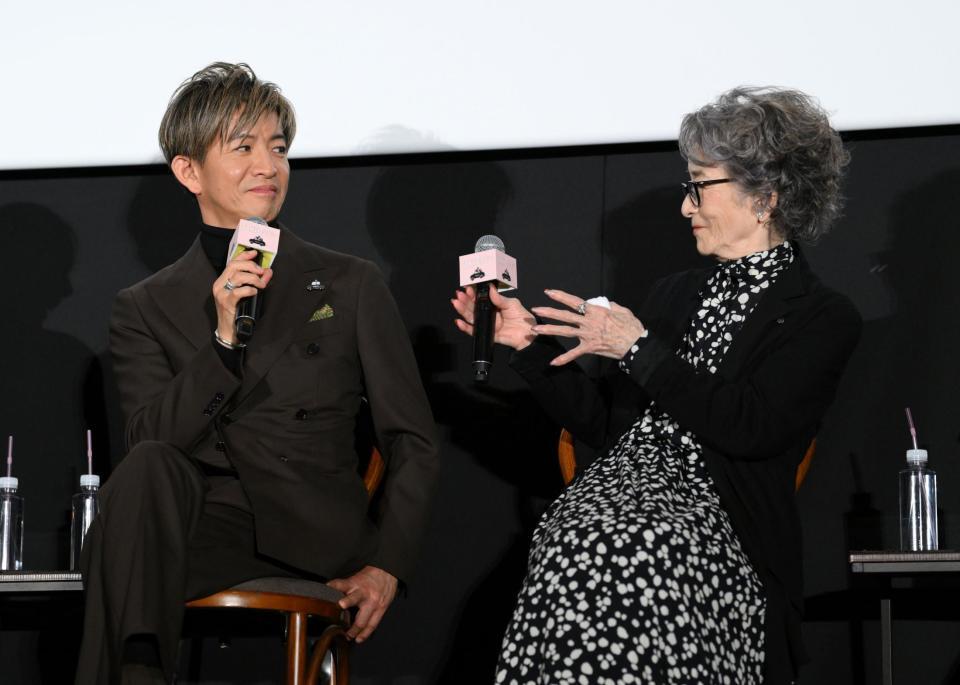 　木村拓哉（左）に魔法をかけるジェスチャーをする倍賞千恵子（撮影・伊藤笙子）