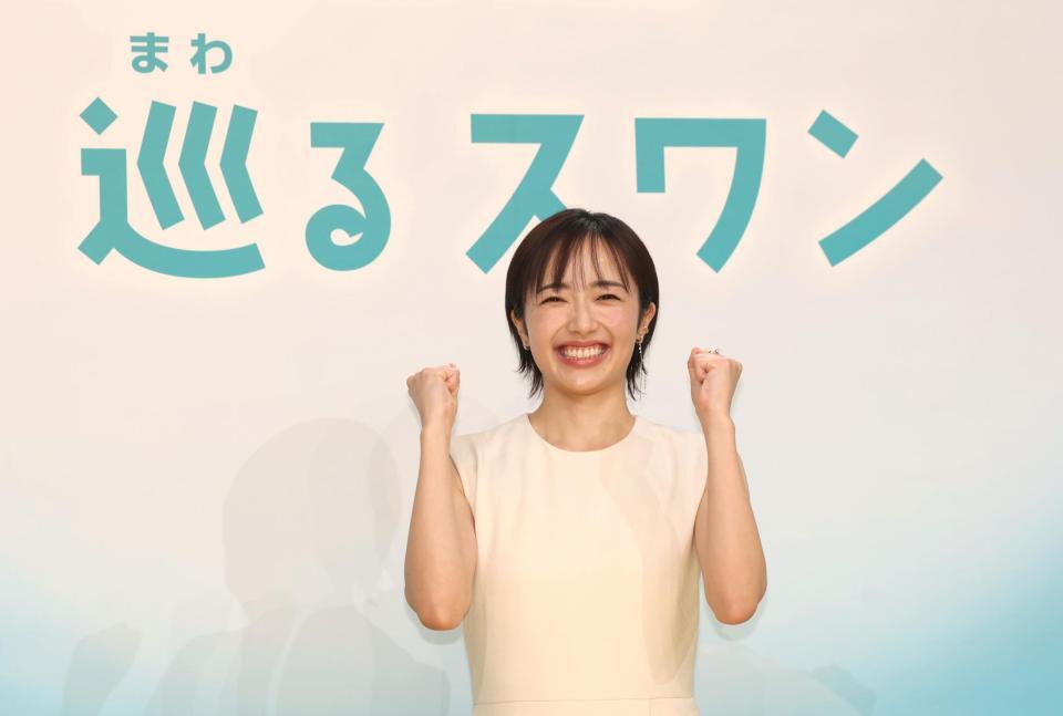 　ポーズを決める森田望智（撮影・石井剣太郎）