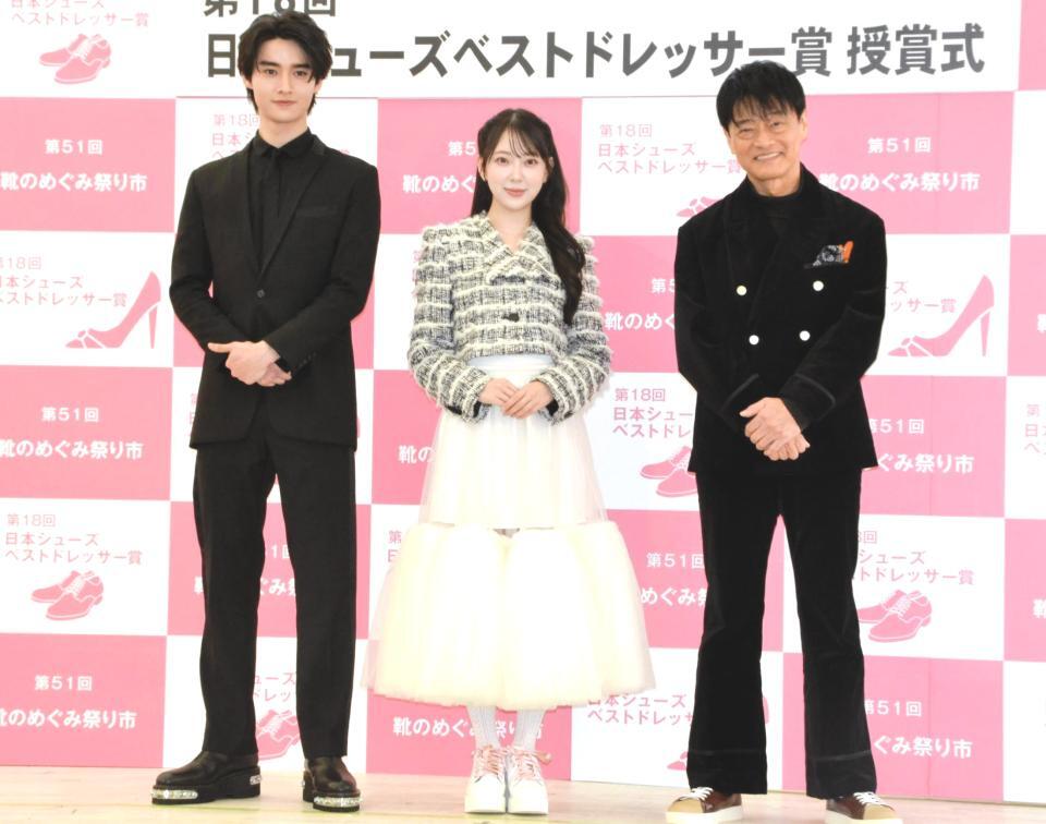 　第１８回「日本シューズベストドレッサー賞」授賞式に登場した（左から）藤岡真威人、堀未央奈、神保悟志