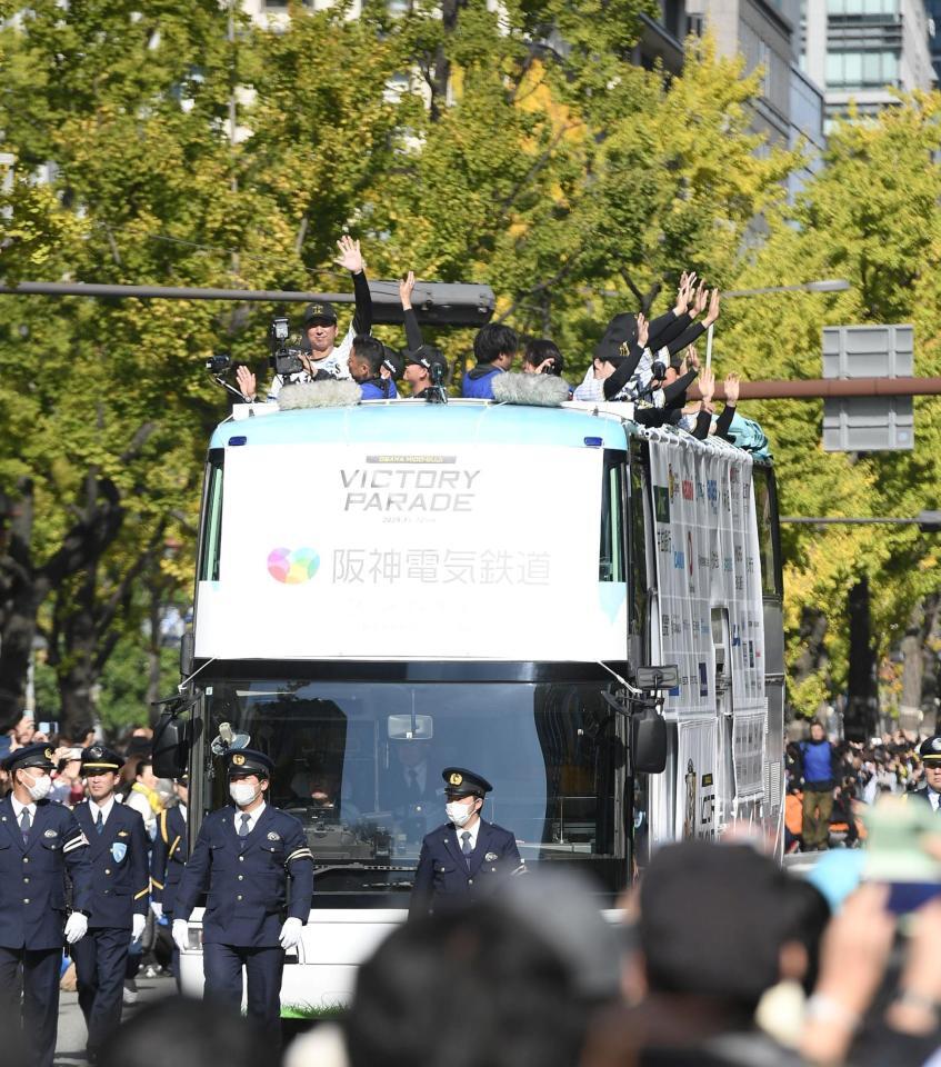 　御堂筋をパレードする藤川監督ら阪神ナイン（撮影・西田忠信）