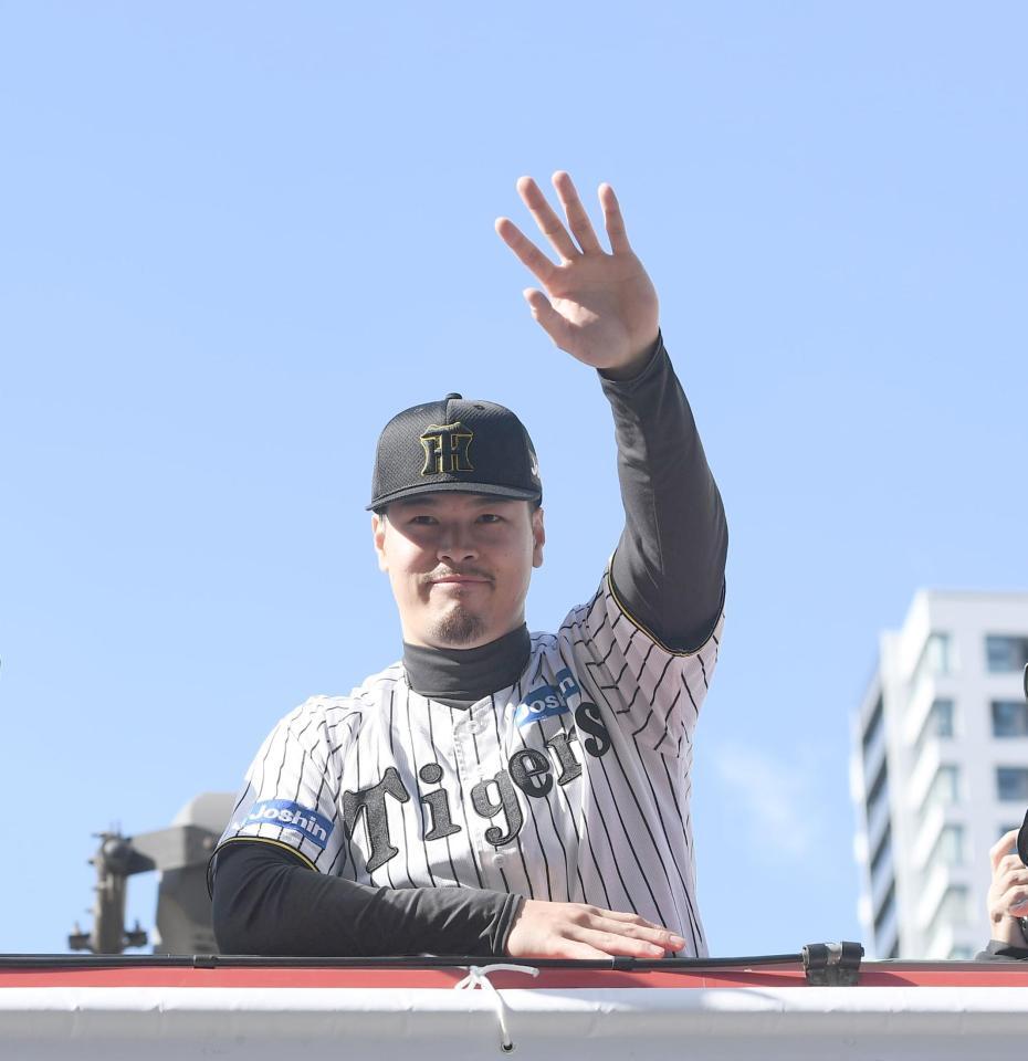 　沿道のファンに手を振る佐藤輝（撮影・西田忠信）