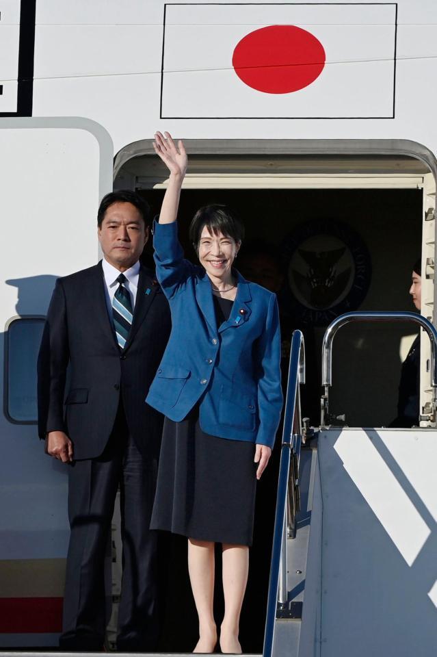 　Ｇ２０サミット出席のため、羽田空港を出発する高市首相（右）＝２１日