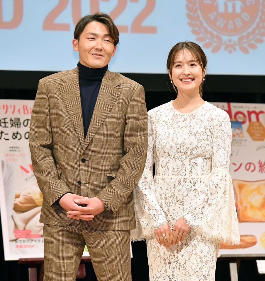 　「第１５回ペアレンティングアワード」授賞式に夫婦で登場した西武・源田壮亮と衛藤美彩＝２２年１１月