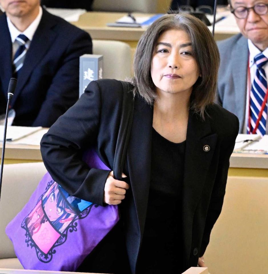 　１０月３１日、伊東市議会臨時議会の議場に入る田久保真紀市長