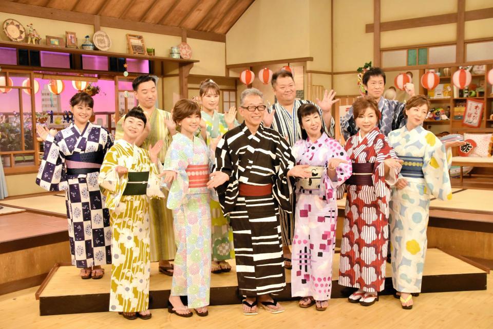 　よ～いドン！ＳＰの収録を終えた谷元星奈アナウンサー（後列左）＝２３年８月