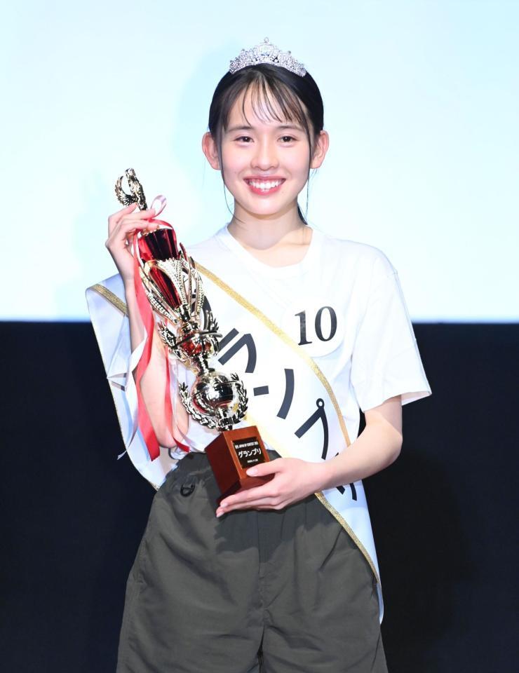 　トロフィーを手に輝く笑顔の富居玲衣さん（撮影・開出牧）