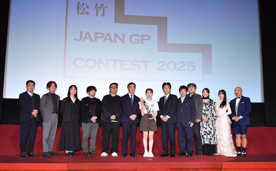 　表彰式で記念撮影に納まる（左から）なすなかにしの中西茂樹、那須晃行、松竹の映像本部プロデューサーの西麻美氏、ＣＭプランナーの原央海氏、演出家・住田崇氏、松竹芸能の伊東羊介副社長、グランプリの富居玲衣さん、松竹の高橋敏弘社長、放送作家の大井洋一氏、樋口真嗣監督、森口瑤子、前回グランプリの中島瑠菜、安田大サーカス・クロちゃん（撮影・開出牧）