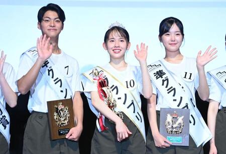 　グランプリに輝き笑顔の富居玲衣さん（中央）。左は準グランプリの吉永潤さん、右は準グランプリの阿部南愛さん（撮影・開出牧）