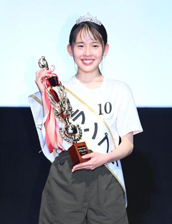 　トロフィーを手に輝く笑顔の富居玲衣さん（撮影・開出牧）