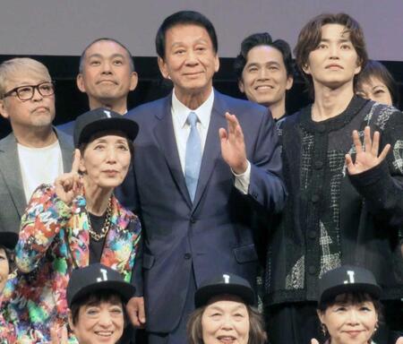 　優勝チームのメンバーと並ぶ杉良太郎（中央）ら