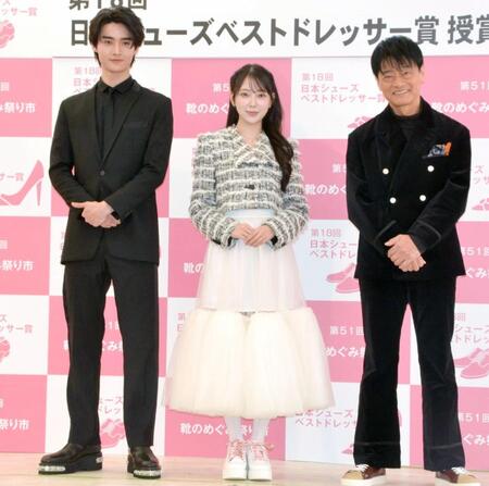 　授賞した（左から）藤岡真威人、堀未央奈、神保悟志