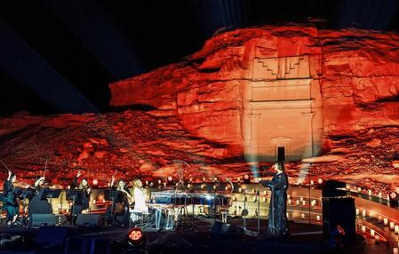 　紅に染まる世界遺産でパフォーマンスしたＹＯＳＨＩＫＩ