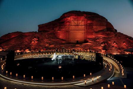 　紅に染まる世界遺産でピアノを演奏するＹＯＳＨＩＫＩ