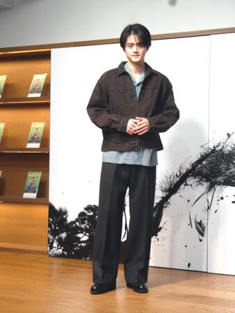 　撮影に応じる鈴鹿央士