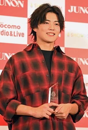 　グランプリのトロフィーを手に笑顔を見せる大野礼音さん（撮影・持木克友）