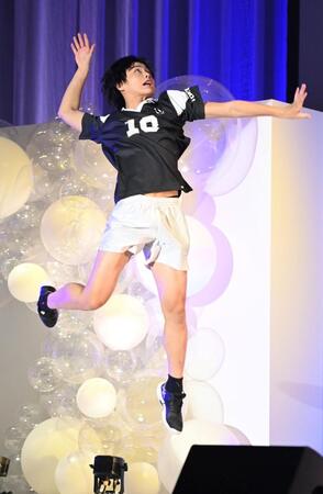 　バレーボールを披露する大野礼音さん（撮影・持木克友）