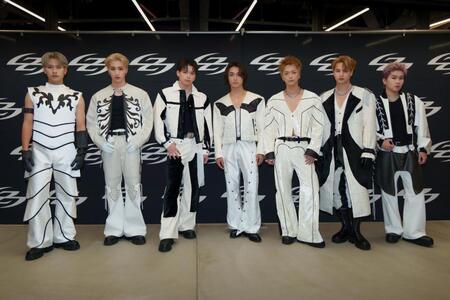 　今年の集大成となるライブを盛大に盛り上げたＢＡＬＬＩＳＴＩＫ　ＢＯＹＺの（左から）深堀未来、松井利樹、加納嘉将、砂田将宏、日高竜太、海沼流星、奥田力也