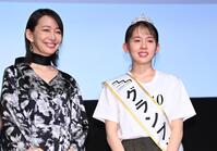 　審査員の森口瑤子（左）から祝福されるグランプリの富居玲衣さん（撮影・開出牧）