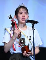 　受賞の喜びを語るグランプリの富居玲衣さん（撮影・開出牧）