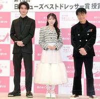 　授賞した（左から）藤岡真威人、堀未央奈、神保悟志