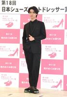 　第１８回「日本シューズベストドレッサー賞」授賞式で、自身がデザインした靴を履いて登場した藤岡真威人
