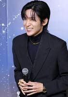 　笑顔を見せる目黒蓮